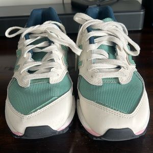 Figs new balance sneakers in good condition